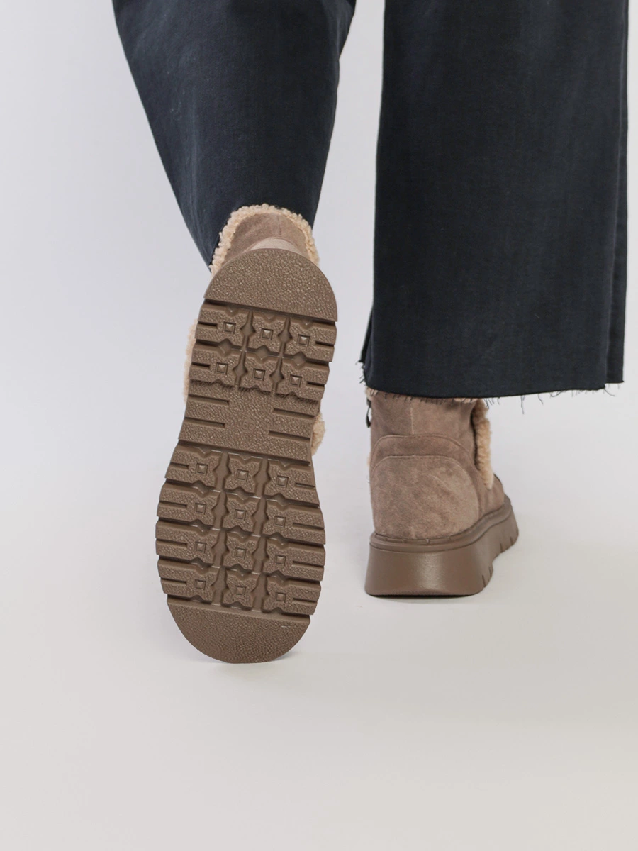 Ботинки коричневого цвета с ремешком на липучке